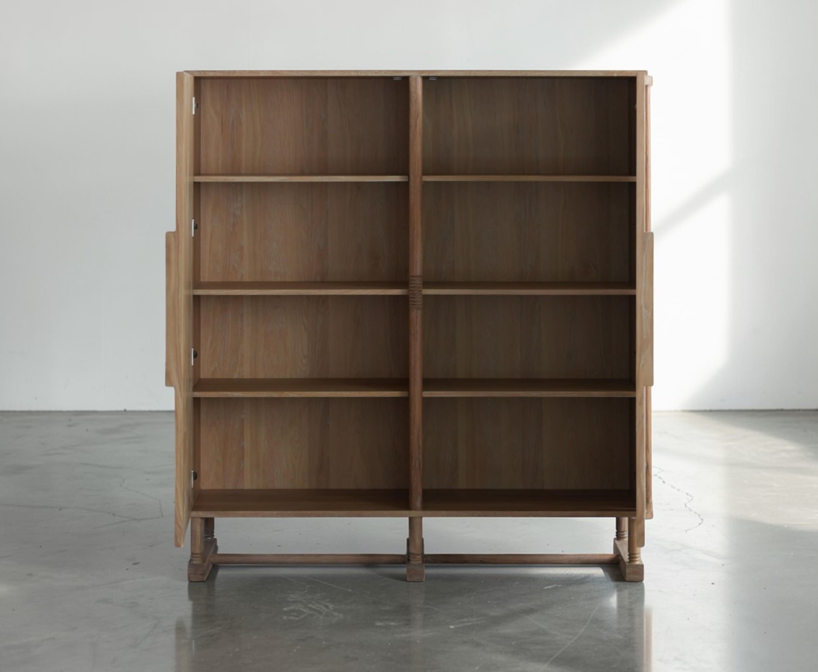 Totias High Sideboard