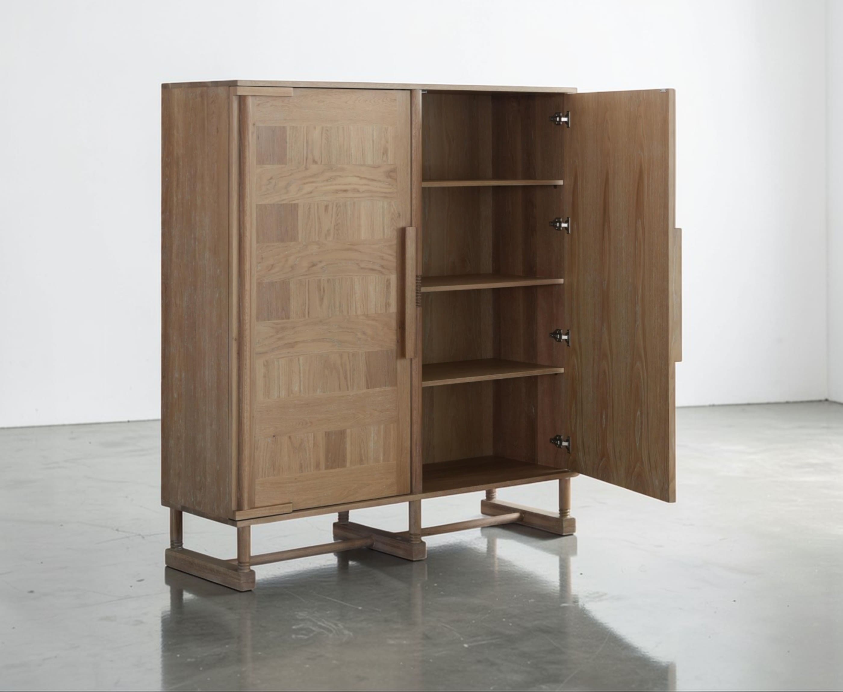 Totias High Sideboard